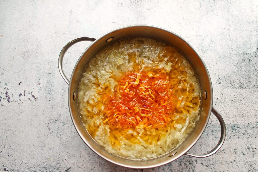 1. Этап. Щи старорусские: Добавьте обжаренные овощи в кастрюлю.