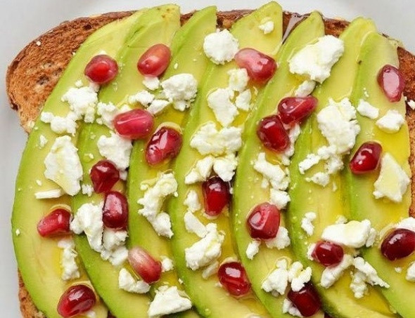 1. Этап. Быстрые и полезные завтраки: Для начала приготовьте тосты, поджарив их привычным для вас способом. На первый кусок нарежьте ломтики авокадо. Рассыпьте немного сыра и разложите зернышки граната. Сверху добавьте масло.