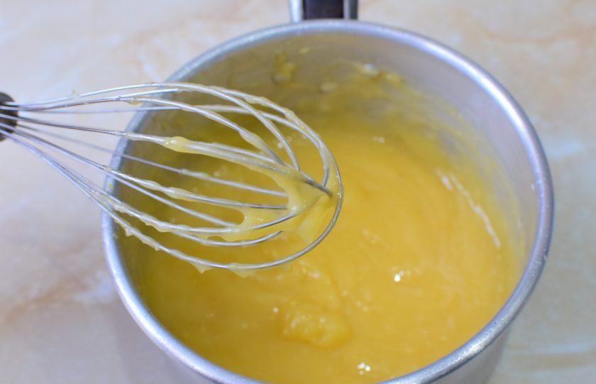 1. Этап. Апельсиново-лимонный курд: Курд из лимонов и апельсинов готов. Но он еще горячий. Накройте его пищевой пленкой и остудите.