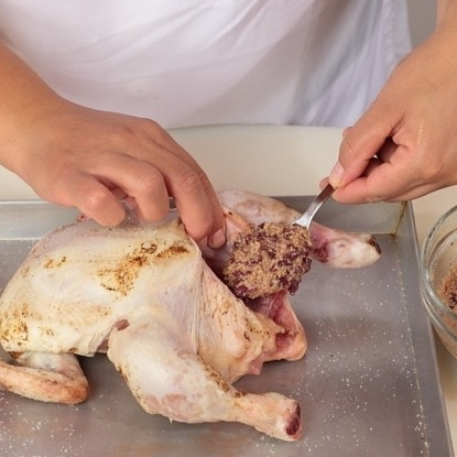 1. Этап. Фаршированный цыпленок: Получившейся смесью нафаршируйте цыпленка.