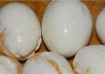 1. Этап. Яйца по-немецки: 7. Половинки яиц складываем вместе и скрепляем зубочистками.