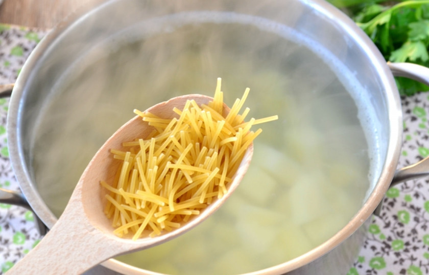 1. Этап. Быстрый суп с сосисками: Когда картофель будет почти готов, отправьте к нему вермишель и варите 2-3 минуты.