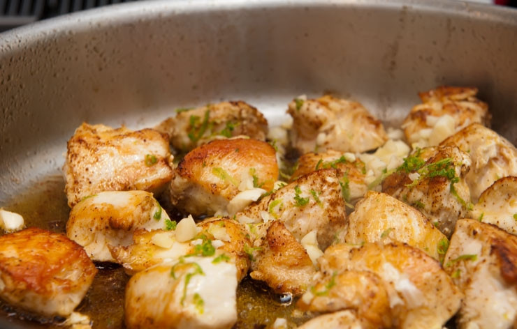 1. Этап. Курица с лаймом: Переверните курицу, уменьшите огонь и посыпьте ее измельченным чесноком и цедрой лайма. Перемешайте и пусть она потушится пару минут, следите за тем, чтобы чеснок не пригорал.