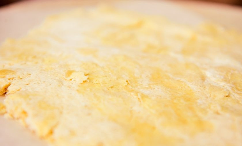 1. Этап. Песочная галета со сливой: Готовое тесто раскатайте между двумя листами пекарской бумаги в пласт 5 мм толщиной.