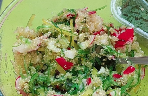 1. Этап. Салат с чукой, редисом и киноа: Добавить киноа в салат и перемешать