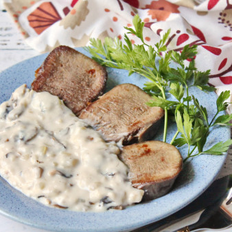 Говяжий язык в грибном соусе