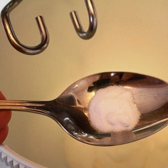 1. Этап. Пирожное с варёной сгущёнкой: Соду гасим уксусом и тоже добавляем в миску.