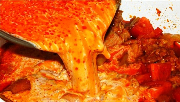 1. Этап. Чирке-паприкаш: Сметанно-мучную смесь слегка разбавляем водой и жидкостью из кастрюли. По истечению вышеуказанных 35 минут тушения мяса добавляем получившуюся смесь в кастрюлю. После этого тушим еще около 10 минут.