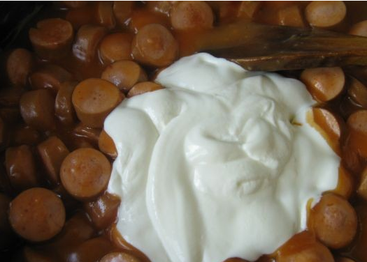 1. Этап. Сосиски в томатном соусе: 3. Теперь добавим сосиски и сметану, перемешаем, еще раз доведем до кипения, и перекладываем сосиски с подливой в форму для запекания. Посыпаем тертым сыром.