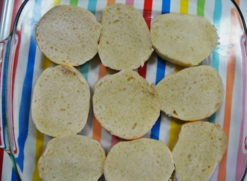 1. Этап. Сэндвичи в духовке: Булочки разрезать пополам и уложить в форму.