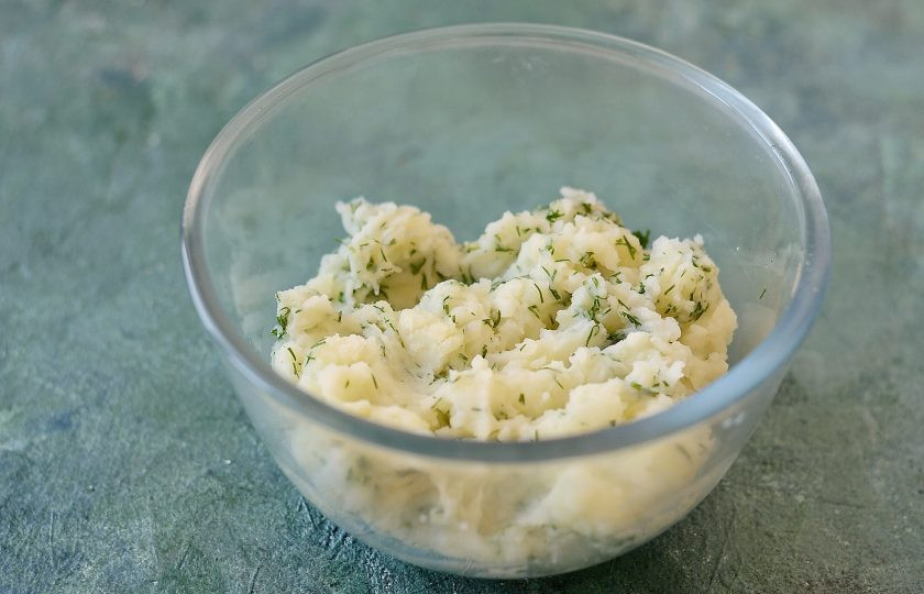 1. Этап. Вареники с картошкой на воде: Измельчите картофель в пюре. Добавьте мелко порубленный укроп, посолите и поперчите по вкусу.