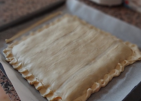 1. Этап. Слоеный пирог с тунцом: И очень тщательно защипываем края.