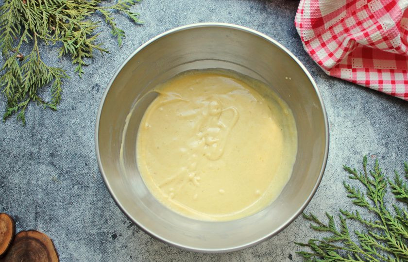 1. Этап. Муссовый торт с манго: Соедините обе массы, перемешав до однородности. Залейте муссом крем и уберите в холодильник на 1-2 часа до застывания.