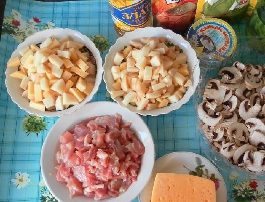 1. Этап. Картошка с курицей и шампиньонами: Отложите лук в сторону. Режем курицу, картошку, грибы, трем сыр.