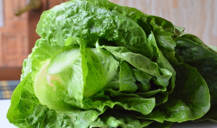 1. Этап. Салат из тунца в масле: Романо разберите на листья и промойте. Яйца отварите вкрутую.