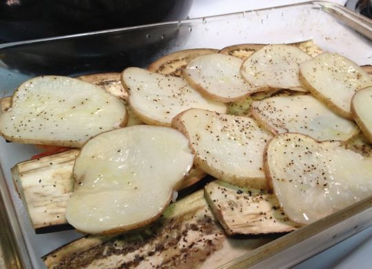 1. Этап. Мусака вегетарианская: Выложить в глубокую форму для запеканки пергамент, слой 1/2 всей картошки, сбрызнуть оливковым маслом, поперчить, выложить слой 1/2 всех кабачков, покрыть половиной томатной массы, затем слой 1/2 всех баклажан, слой картошки, сбрызнуть оливковым маслом, поперчить и повторить пока не закончатся овощи (баклажанный слой последний).