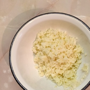 1. Этап. Острое лечо: Чеснок и горький перец очистить и мелко покрошить.