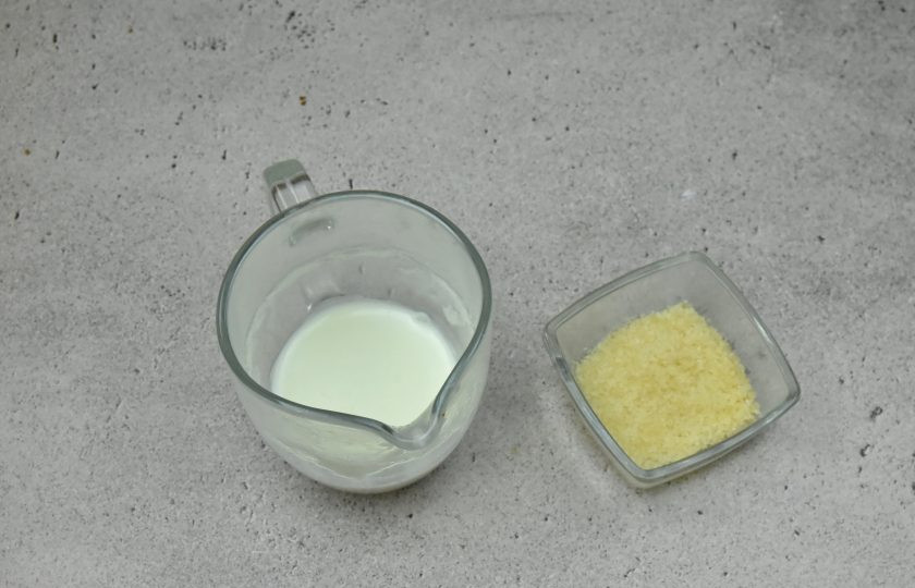 1. Этап. Торт Медок: В оставшиеся 50 мл. горячих сливок добавьте желатин и размешайте, оставьте для набухания.