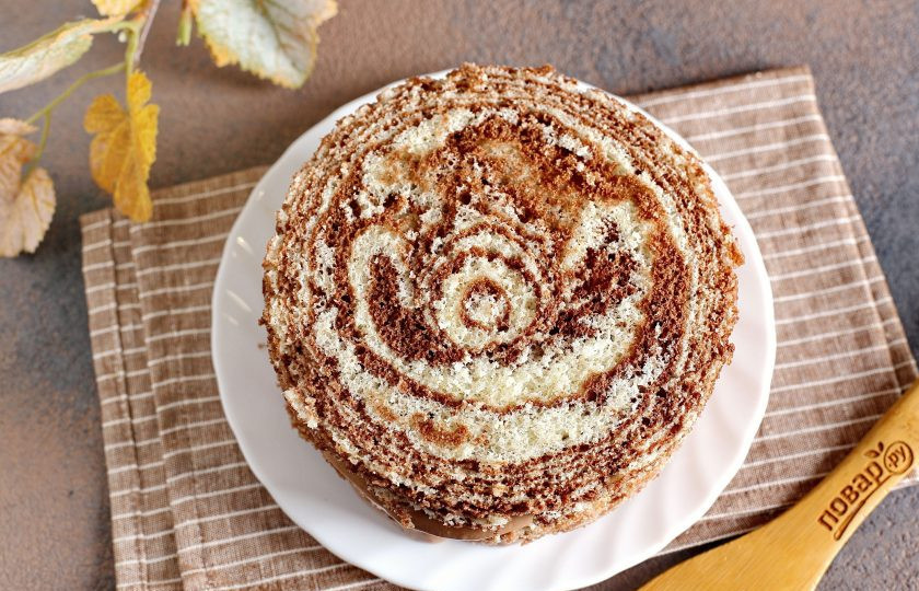 1. Этап. Торт Зебра в микроволновке: Промажьте коржи обильно кремом.