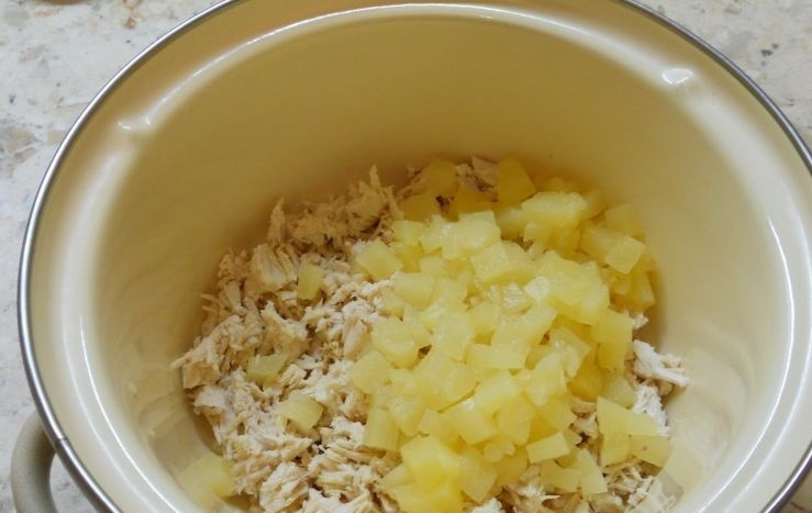1. Этап. Салат с курицей и ананасами в тарталетках: 1. Курица у меня уже отваренная, поэтому нарезаю его небольшими кубиками и отправляю в кастрюлю. Консервированные ананасы нарезаю кубиками и добавляю к курице.