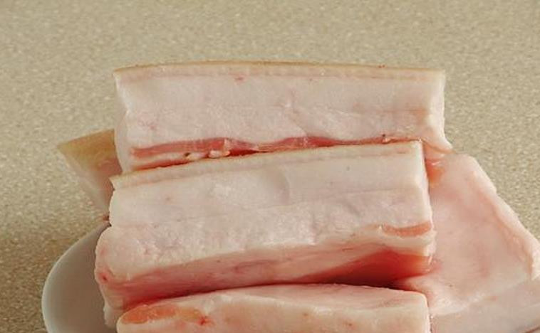 1. Этап. Копченое сало: Сало порежьте кусками примерно 6 см. шириной 5–6 см и 10 см. длиной.