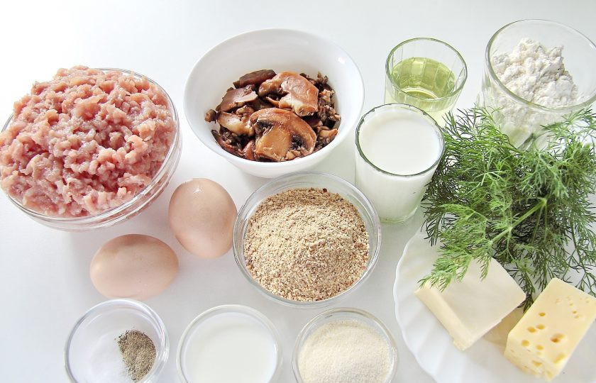 1. Этап. Котлеты по-мински: 1. Подготовьте все необходимые ингредиенты. Грибы, если замороженные, предварительно разморозьте и отожмите от лишней жидкости.