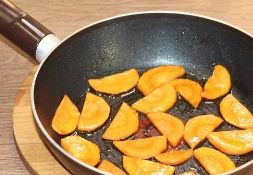 1. Этап. Ленивые пельмени с индейкой и капустой: 10. Для украшения блюда нарезаем морковь тонкими половинками и слегка обжариваем на растительном масле.