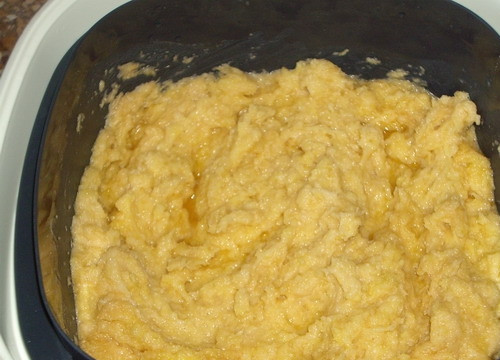 1. Этап. Картофельные драники с кабачками: Картофель очищаем с помощью ножа или овощечистки. Натираем на самой мелкой терке. Также можно отправить овощ в блендер.