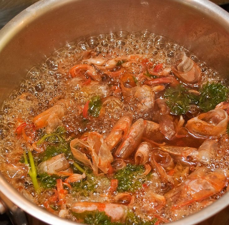 1. Этап. Сарсуэла: Отварите креветки, добавив зелень и специи (если креветки замороженные, разморозьте их предварительно).