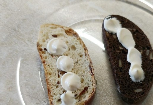 1. Этап. Бутерброды с сыровяленой индейкой и ананасом: Ломтики хлеба (у меня черный и белый) смазать майонезом. Бутерброды из белого вкуснее получаются! ))