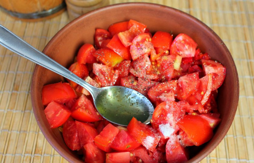 1. Этап. Салат Будапешт: Заправляем салат оливковым маслом, посыпаем солью и черным перцем.