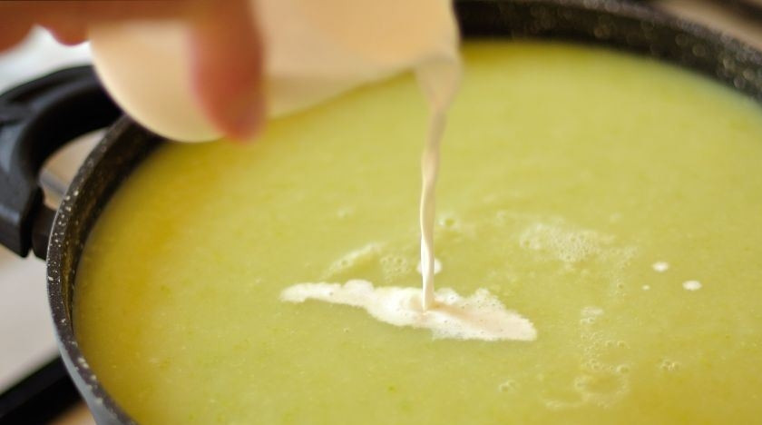 1. Этап. Холодный суп-пюре из кабачков: Когда овощи станут мягкими, взбейте их до пюреобразной консистенции при помощи погружного блендера. Затем влейте в суп жирные сливки, посолите и поперчите. Тщательно все перемешайте.