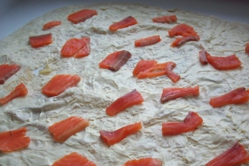 1. Этап. Лаваш с красной рыбой и сыром: Распределите плавленый сыр комнатной температуры по лавашу, а равномерно сверху – кусочки семги.