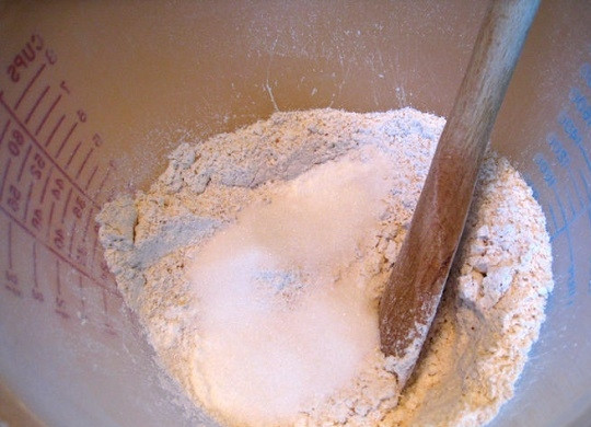 1. Этап. Тесто на вафли в вафельнице: 1. Для начала в глубокую емкость просейте все сухие ингредиенты: муку, соль, разрыхлитель. Добавьте сахар и все аккуратно перемешайте.