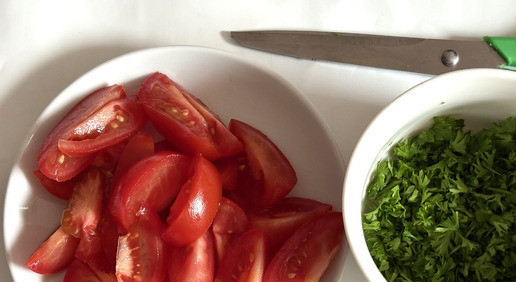 1. Этап. Турецкая паста с чечевицей: Для подачи нарезать помидорки и петрушку.