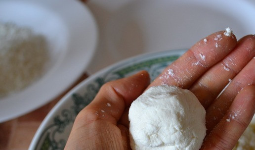 1. Этап. Закуска Рафаэлло: Сформировать шарик.