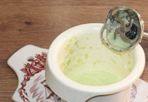 1. Этап. А-ля роллы с рыбой, сыром и авокадо: 9. Выкладываем огурец и авокадо в чашу блендера. Добавляем 1 ст. л. сметаны и щепотку соли, измельчаем блендером.