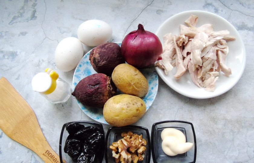 1. Этап. Слоеный салат Граф с курицей, свеклой и черносливом: Подготовьте ингредиенты для приготовления салата.