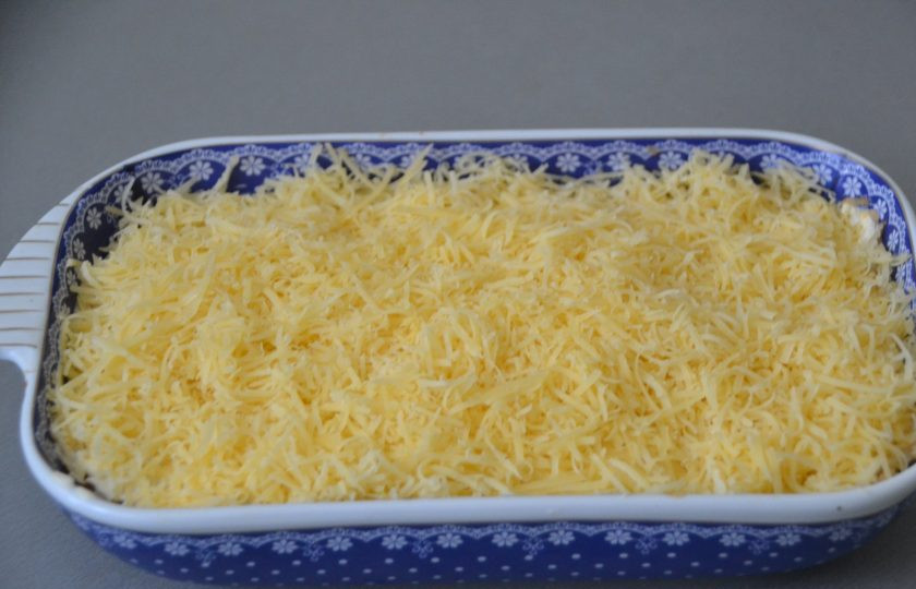 1. Этап. Салат из печени с яблоком: Сверху добавьте натертый на терке сыр.