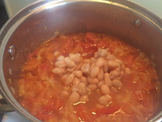 1. Этап. Лагман с фасолью: 3. Добавим картофель и фасоль, перемешаем и зальем кипятком.