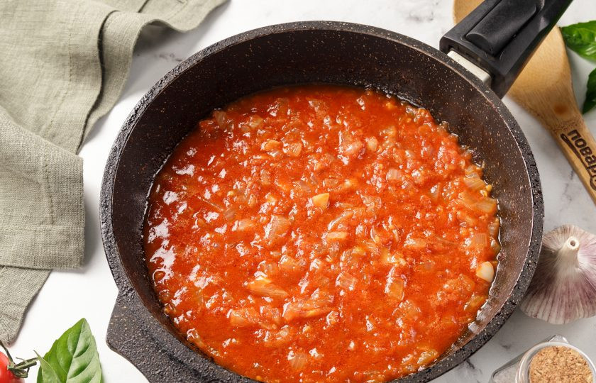 1. Этап. Треска, запеченная под соусом: Готовьте помешивая 2-3 минуты. Можно добавить 1 ч.л. сахара.