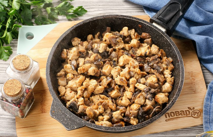 1. Этап. Блинный пирог с курицей и грибами Улитка: Готовьте до тех пор, пока мясо не побелеет.