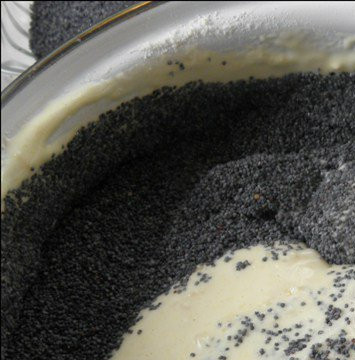 1. Этап. Торт исключительный: 3. Домешиваем к тесту мак.