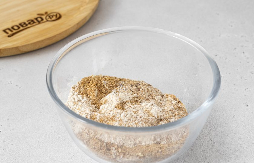 1. Этап. Хлебцы из полбы: Смешайте в глубокой миске полбяную муку, пшеничные отруби, соль, черный молотый перец, кунжут и семена льна.