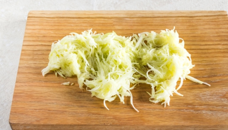 1. Этап. Шоколадный брауни из кабачков: Натрите кабачки на мелкой терке. Если будет сок появляться, его необходимо слить, но сильно отжимать не надо.