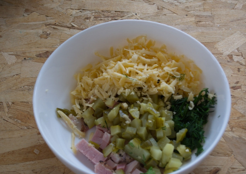 1. Этап. Салат Мужской идеал: Натрите на терке твердый сыр. Добавьте в салат.