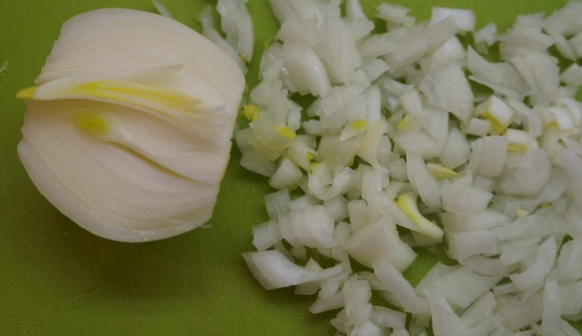 1. Этап. Тушеные куриные желудки: Лук очищаем и мелко нарезаем.