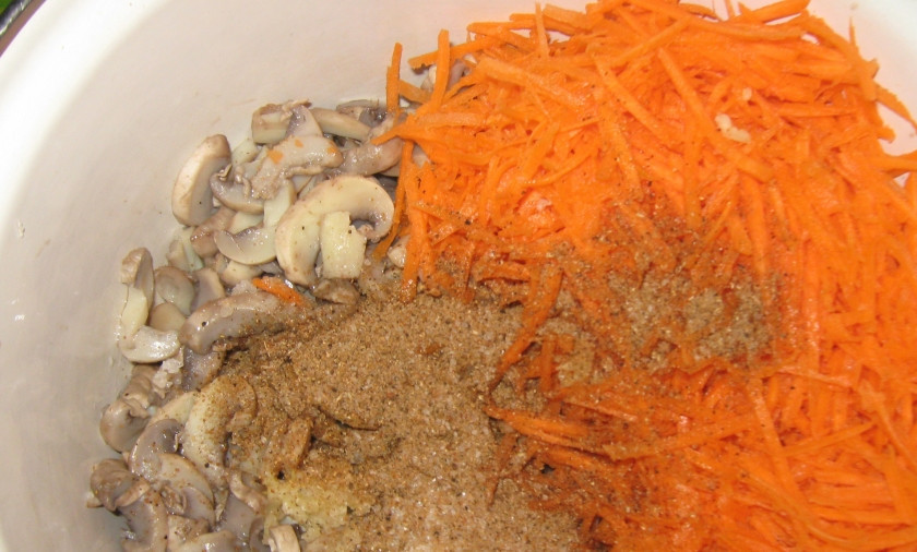 1. Этап. Маринованные вешенки по-корейски: 5. А дальше - ваши любимые специи и приправы. Соль и перец добавляем обязательно.