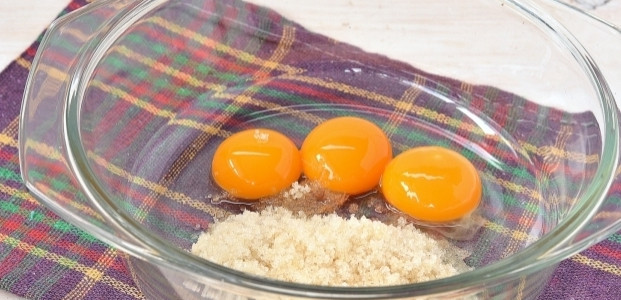 1. Этап. Творожные вафли: Тщательно отделите белки от желтков. Желтки выложите в стеклянную миску с высокими бортиками, а белки пока уберите в сторону. К желткам в пиалку добавьте сахар. Взбивайте желтки с сахаром до тех пор, пока они не посветлеют и не увеличатся в размере.