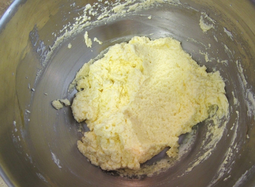 1. Этап. Банановые капкейки: Смешайте сливочное масло с сахаром. Добавьте ванилин, затем яйца. Всё хорошенько взбейте.